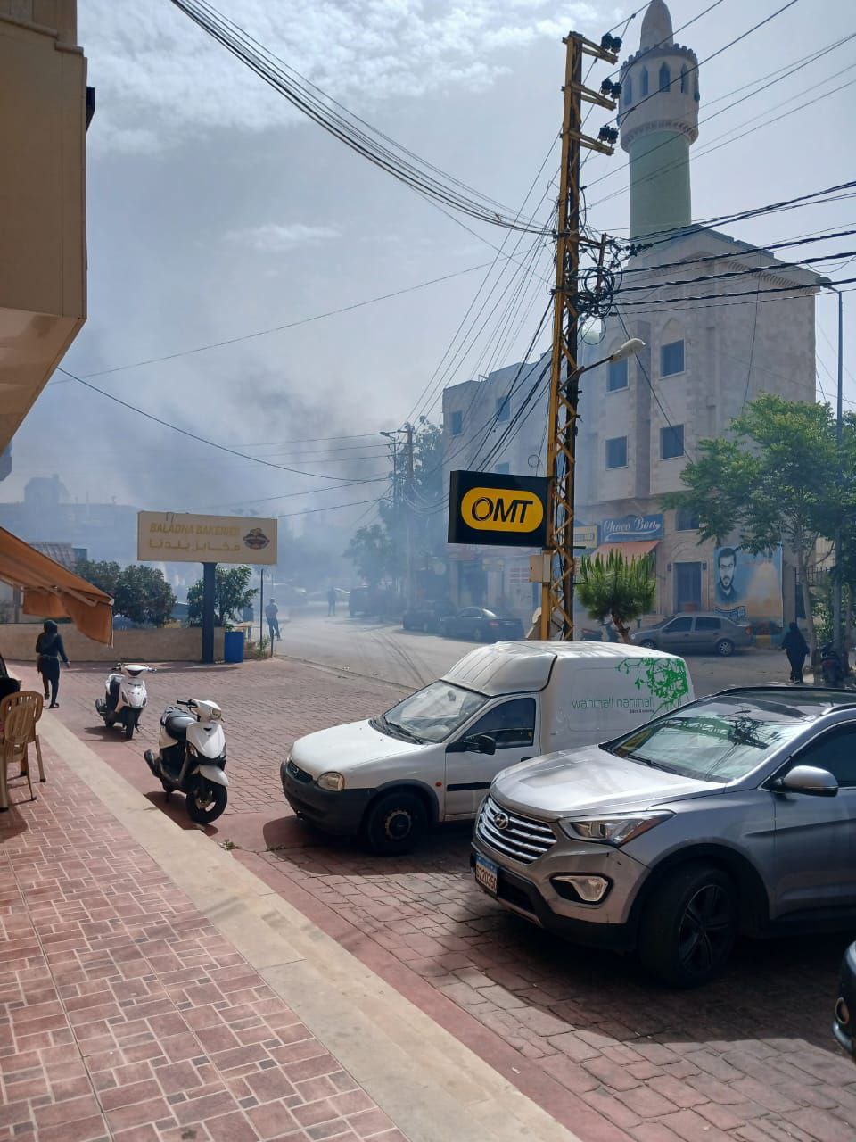 بالصور- مسيرة إسرائيلية تستهدف دراجة نارية أمام مستشفى صلاح غندور في بنت جبيل... وسقوط إصابات